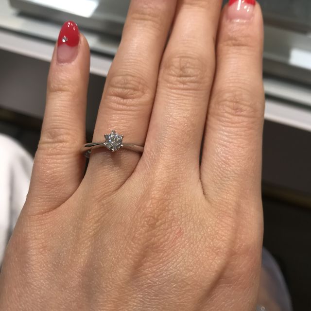 【アイプリモ(I-PRIMO)の口コミ】 とても美しいデザインで、指が細く見える指輪です。
指輪はソリティアの種…