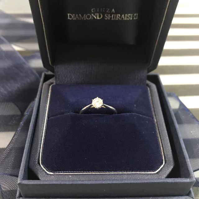 【銀座ダイヤモンドシライシの口コミ】 婚約指輪のデザインは絶対に王道のソリティアと決めていました。銀座ダイ…