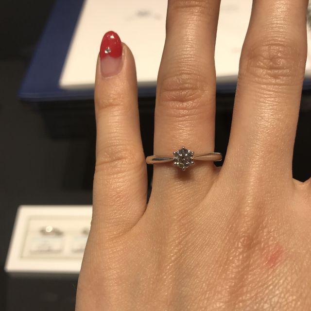 【銀座ダイヤモンドシライシの口コミ】 婚約指輪のデザインは絶対に王道のソリティアと決めていました。銀座ダイ…