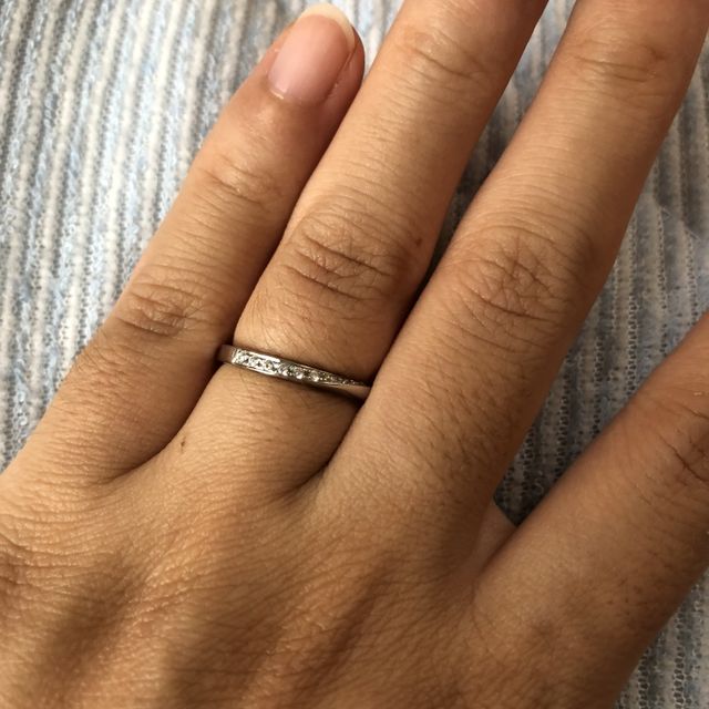 【Something Blue(サムシングブルー)の口コミ】 キラキラしている指輪に憧れて購入。価格も手ごろだった為。そして、プラ…