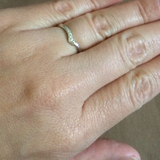 【4℃ BRIDAL(ヨンドシーブライダル)の口コミ】 指の太さ、サイズが気になっている方にはぴったりのデザインです。ᐯライン…