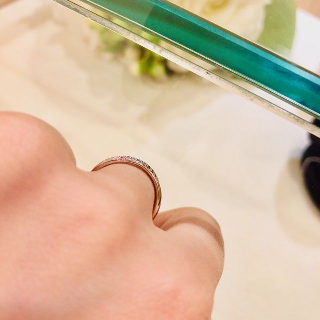 【Quand de Mariage(クワンドゥマリアージュ)の口コミ】 婚約指輪との重ね付けも考慮し、少しひねりがあるか、ストレートの指輪を…