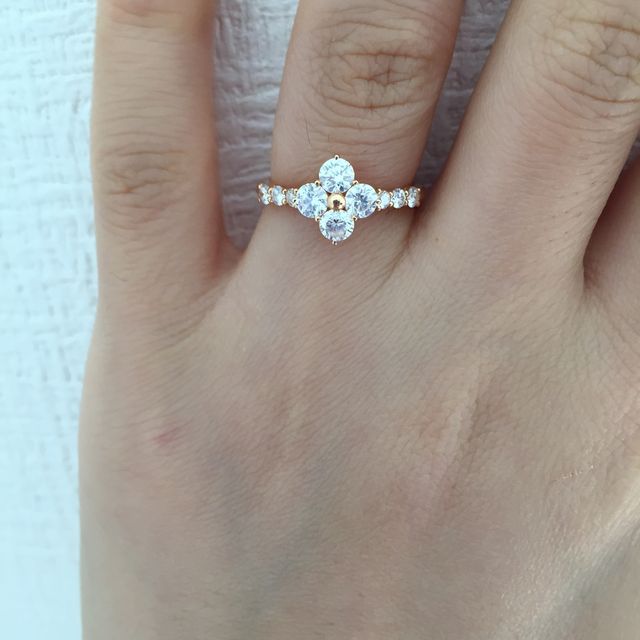 【QUEEN(クイーン)の口コミ】 ダイヤがとにかく綺麗でデザインが他にはなくとても気に入りました。中心…