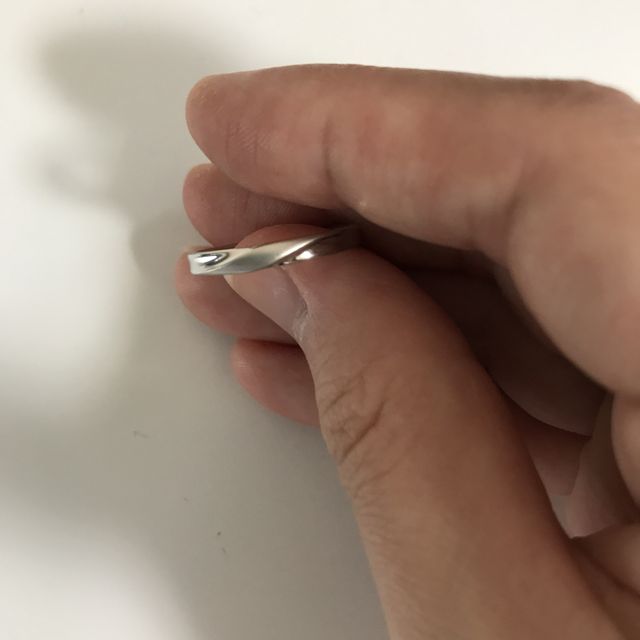 【銀座ダイヤモンドシライシの口コミ】 捩れが入っているけど、ラインはストレートのデザインが気に入りました。…