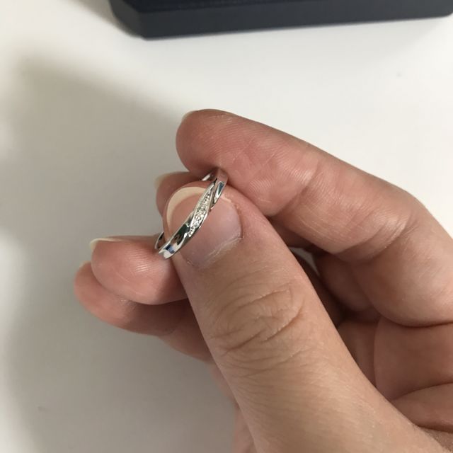 【銀座ダイヤモンドシライシの口コミ】 捩れが入っているけど、ラインはストレートのデザインが気に入りました。…