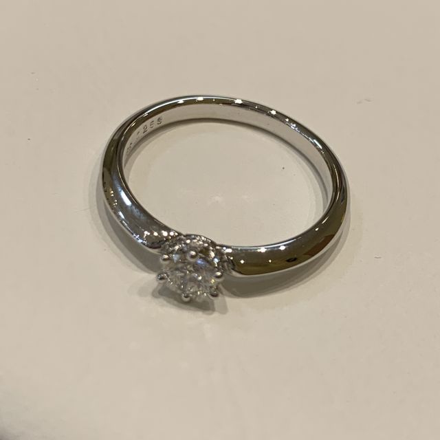 【ジュエリー東京の口コミ】 最初は、Vラインかウェーブラインの指輪を検討していましたが、沢山の指輪…