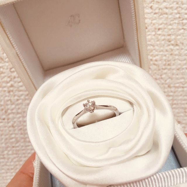 【4℃ BRIDAL(ヨンドシーブライダル)の口コミ】 私が華奢なデザインが好みというのを知っていた主人が選んでくれました。
…