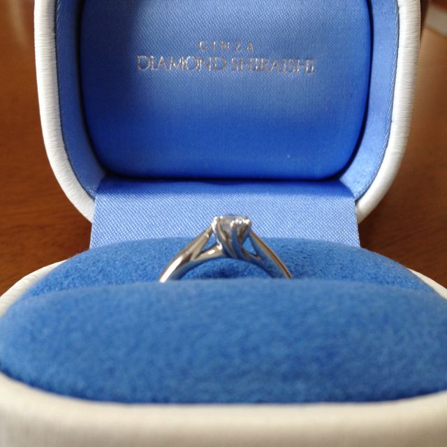 【銀座ダイヤモンドシライシの口コミ】 まず最初にお店で拝見して、横から見たデザインに一目惚れしました。
上か…