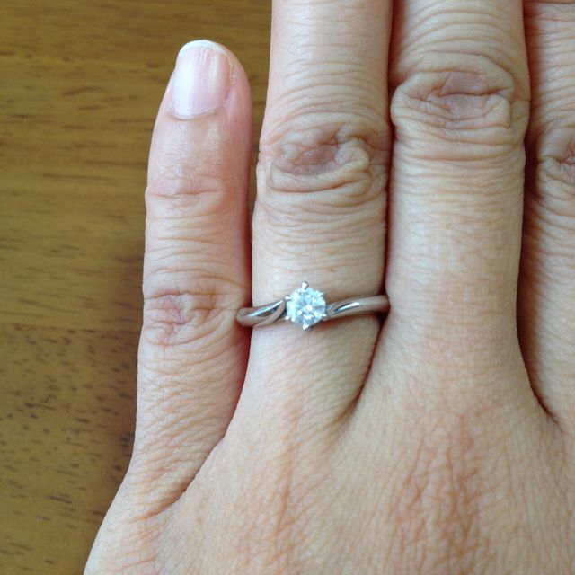 【銀座ダイヤモンドシライシの口コミ】 まず最初にお店で拝見して、横から見たデザインに一目惚れしました。
上か…