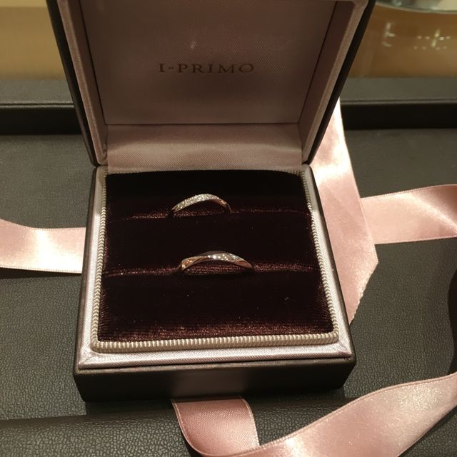 【アイプリモ(I-PRIMO)の口コミ】 始めは指輪のデザインだけで選んでいたのですが、
実際着けてみると丸みを…
