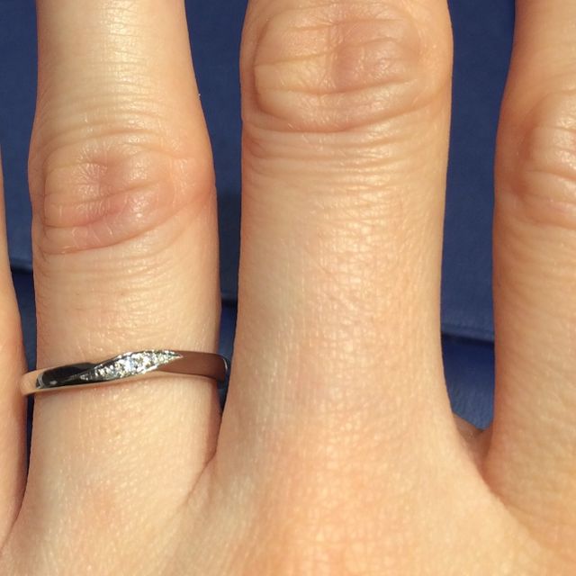 【銀座ダイヤモンドシライシの口コミ】 デザインがとても上品なところと、指がとてもすらりと見えるところがとて…