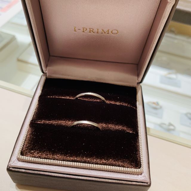 【アイプリモ(I-PRIMO)の口コミ】 全体に艶消しをしたデザイン。指輪が華奢なので指も細く見えます。キラキ…