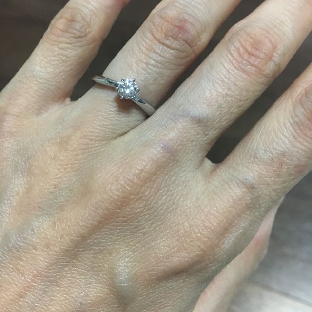 【4℃ BRIDAL(ヨンドシーブライダル)の口コミ】 少し波形になっていてシンプルオシャレなを感じます。
シンプルな分、中央…