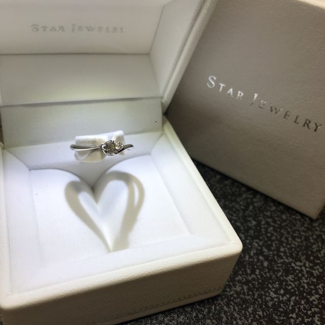 【STAR JEWELRY(スタージュエリー)の口コミ】 ダイヤの大きさ、輝きが大きいことから選びました。
また、ボックスを開け…