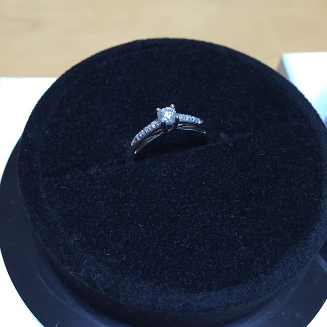 【MAUBOUSSIN(モーブッサン)の口コミ】 主人に婚約指輪として、プレゼントしてもらいました。
見た目が派手すぎず…