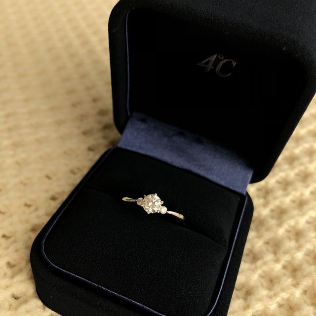 【4℃ BRIDAL(ヨンドシーブライダル)の口コミ】 お店イチオシのデザインで、彼女に一番似合うと思ったからです。他にもダ…