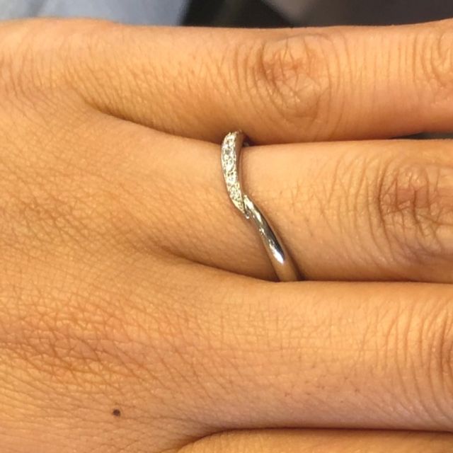 【ケイウノ ブライダル(K.UNO BRIDAL)の口コミ】 ラインが斜めになっているので指が長く綺麗に見えるのは良いです。またデ…