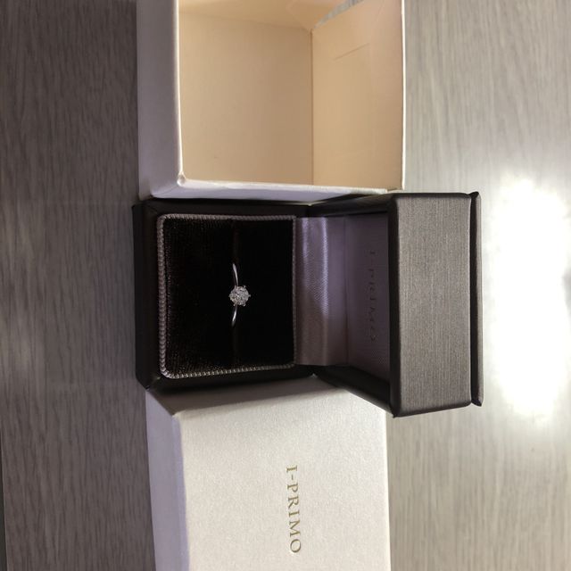 【アイプリモ(I-PRIMO)の口コミ】 シンプルなデザインながらも主役のセンターのダイヤモンドが大変美しく綺…