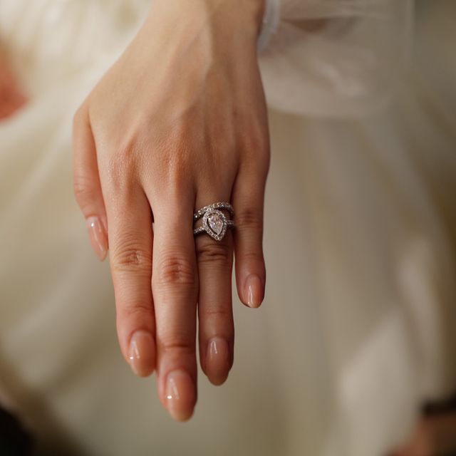 【グラフ(GRAFF)の口コミ】 360度どこからみてもダイヤが埋め込まれていて美しいです。
ラウンドブリ…