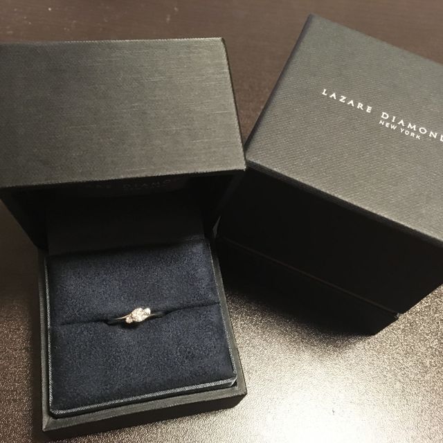 【ラザール ダイヤモンド(LAZARE DIAMOND)の口コミ】 センターのダイヤの横にメレダイヤが付いているデザインで探していました…