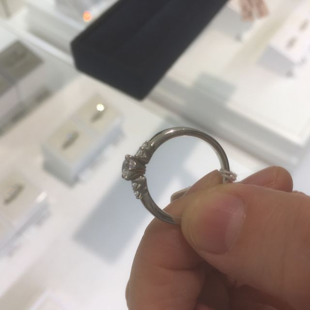 【4℃ BRIDAL(ヨンドシーブライダル)の口コミ】 プラチナのカットがとても綺麗でした。
角を取ってあって、滑らかな肌触り…