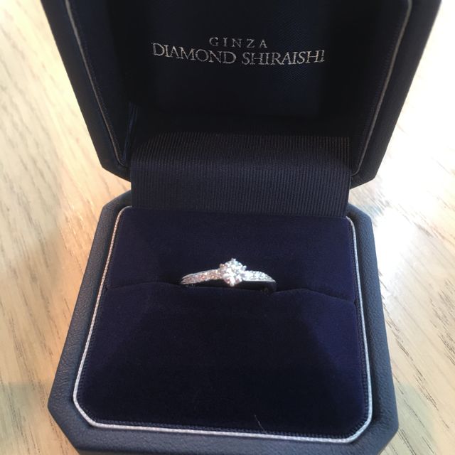 【銀座ダイヤモンドシライシの口コミ】 本当にたくさんのデザインがあって迷いました。
婚約指輪は一粒のイメージ…
