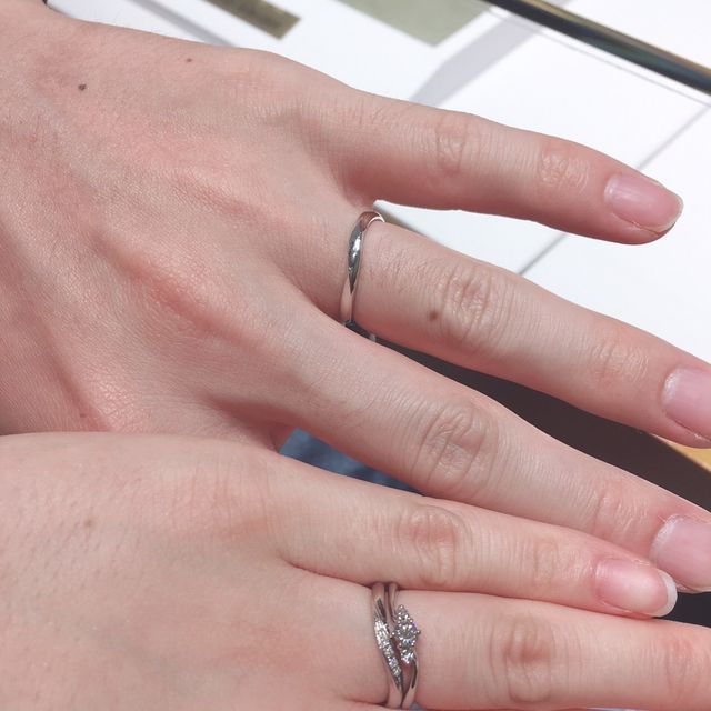 【銀座ダイヤモンドシライシの口コミ】 ・新郎側のデザインは、プラチナ地金でひねりを加えたデザイン。ひねり部…