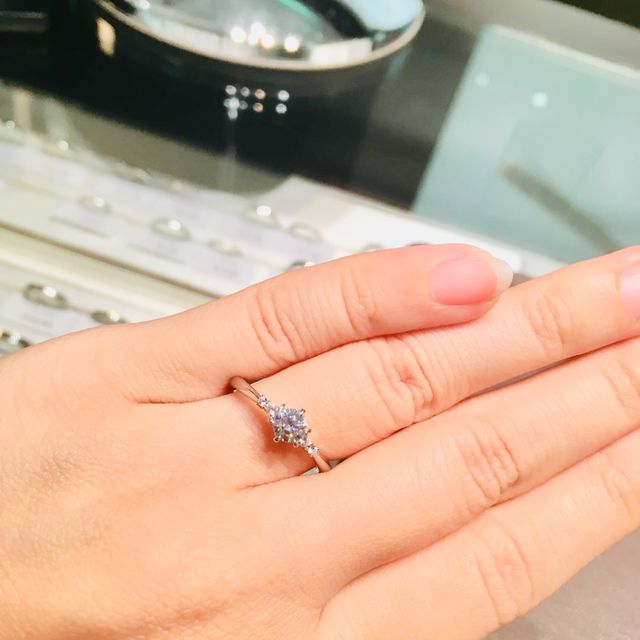 【アイプリモ(I-PRIMO)の口コミ】 こちらの指輪はセンターのダイヤの横に小さなメレダイヤが2つずつ付いてい…