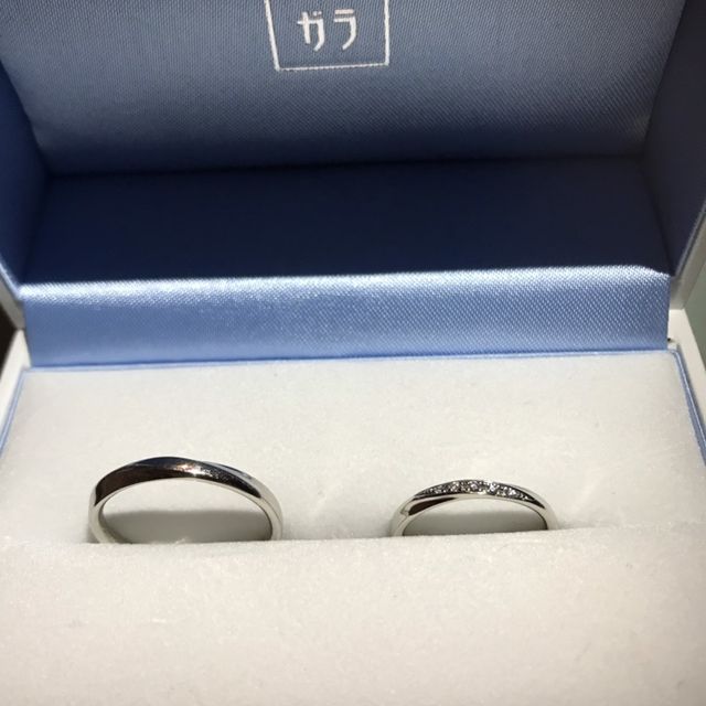 【GALA JEWELRY(ガラジュエリー)の口コミ】 デザインが控えめ過ぎず、派手過ぎないところが決めてになりました。
ウェ…