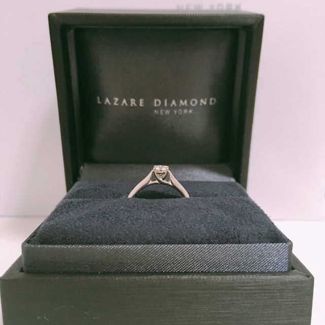 【ラザール ダイヤモンド(LAZARE DIAMOND)の口コミ】 デザインに惹かれて購入を決めました。シンプルな４つ爪のストレートタイ…