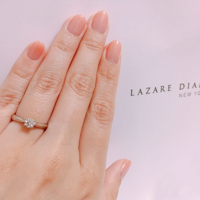 【ラザール ダイヤモンド(LAZARE DIAMOND)の口コミ】 デザインに惹かれて購入を決めました。シンプルな４つ爪のストレートタイ…