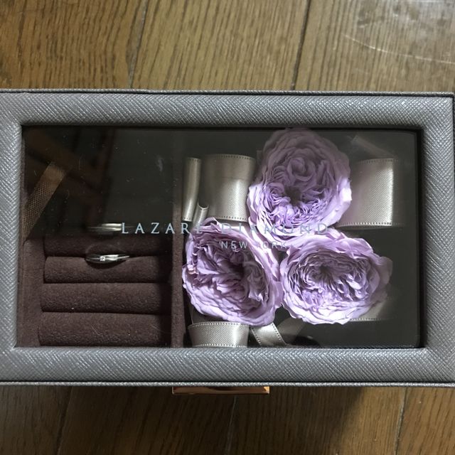 【ラザール ダイヤモンド(LAZARE DIAMOND)の口コミ】 ミル打ちが2本上下に入ってる物が多く、真ん中に1本入ってるデザインが珍…