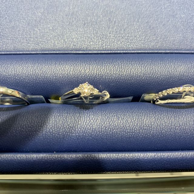 【銀座ダイヤモンドシライシの口コミ】 細めで婚約指輪と結婚指輪を重ね付けしたときの雰囲気が気に入ったデザイ…