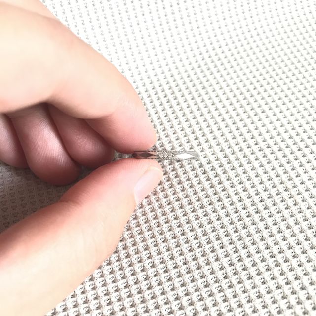 【PAVEO CHOCOLAT(パヴェオショコラ)の口コミ】 指輪自体の細さが良かったです。指が太いので少しでも細く見えるように細…