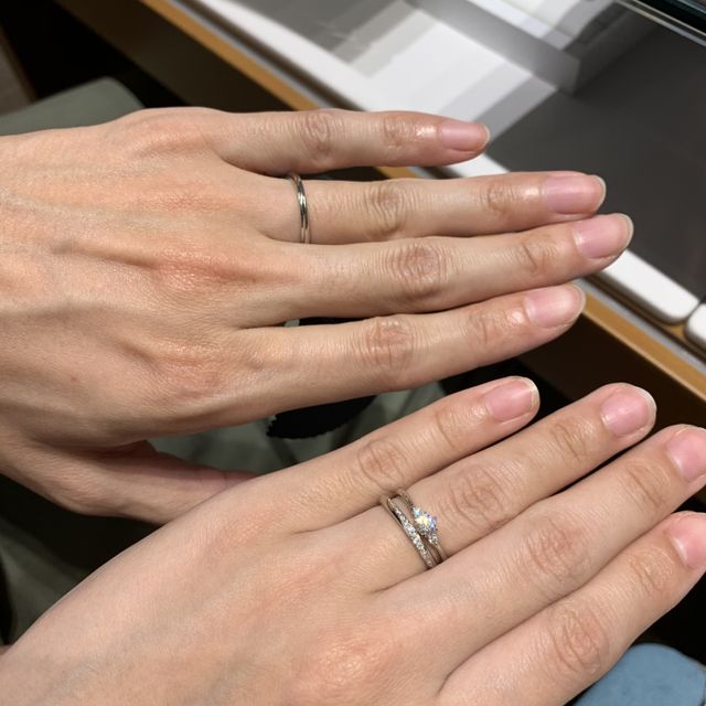 【銀座ダイヤモンドシライシの口コミ】 結婚指輪と婚約指輪を重ね付けした際のバランスも良く、全体的なバランス…