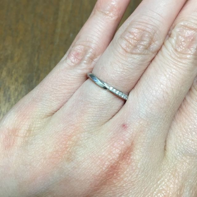 【俄(にわか)の口コミ】 ねじれのあるデザインに惹かれました。
指輪も細いため、指がすごく細く見…