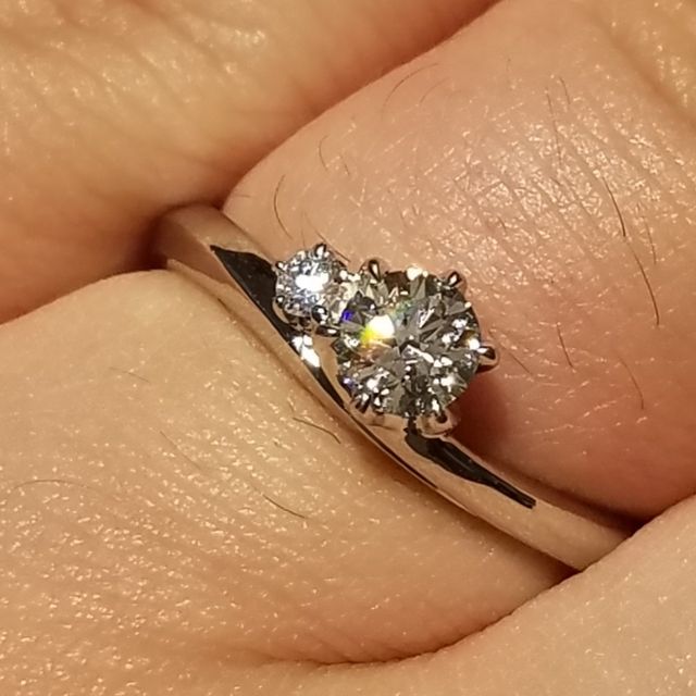 【銀座ダイヤモンドシライシの口コミ】 この婚約指輪は１石の大きなダイアモンドのそばに小さなダイヤがそっと付…