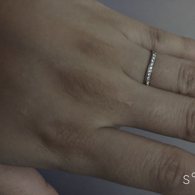 【4℃ BRIDAL(ヨンドシーブライダル)の口コミ】 指がキレイに見えて、
ダイヤが一線に入っている
とても可愛いデザインだ…