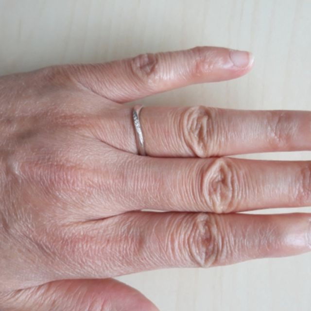 【4℃ BRIDAL(ヨンドシーブライダル)の口コミ】 ウェーブの形が綺麗で上品だと感じたのが決め手になりました。普段あまり…