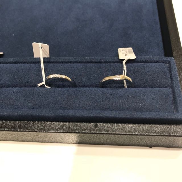 【4℃ BRIDAL(ヨンドシーブライダル)の口コミ】 指輪のデザインはダイヤが5つ並んだストレートタイプで、シンプルだけど豪…