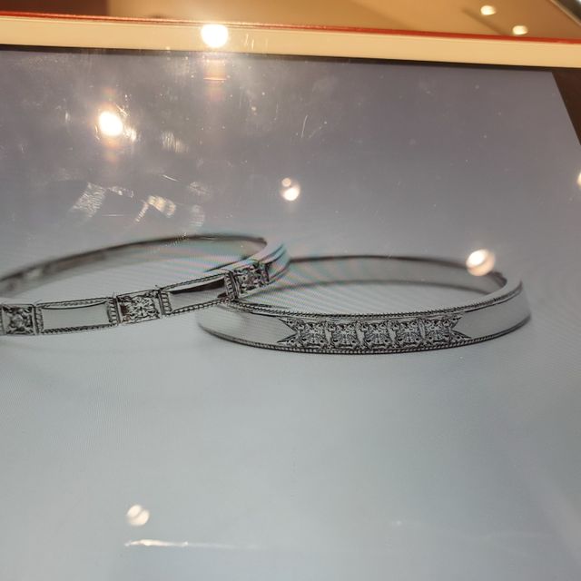 【AFFLUX(アフラックス)の口コミ】 デザインがシンプルだけどダイヤで華やかさもありオシャレで、婚約指輪を…