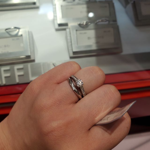 【AFFLUX(アフラックス)の口コミ】 デザインがシンプルだけどダイヤで華やかさもありオシャレで、婚約指輪を…