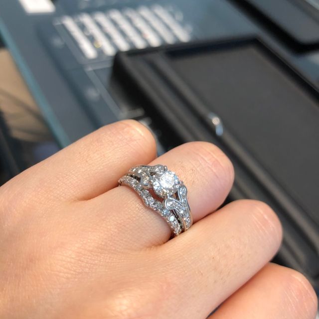【エクセルコダイヤモンド(EXELCO DIAMOND)の口コミ】 婚約指輪と重ねづけした時に、カーブしているものが良く、他ブランドも沢…