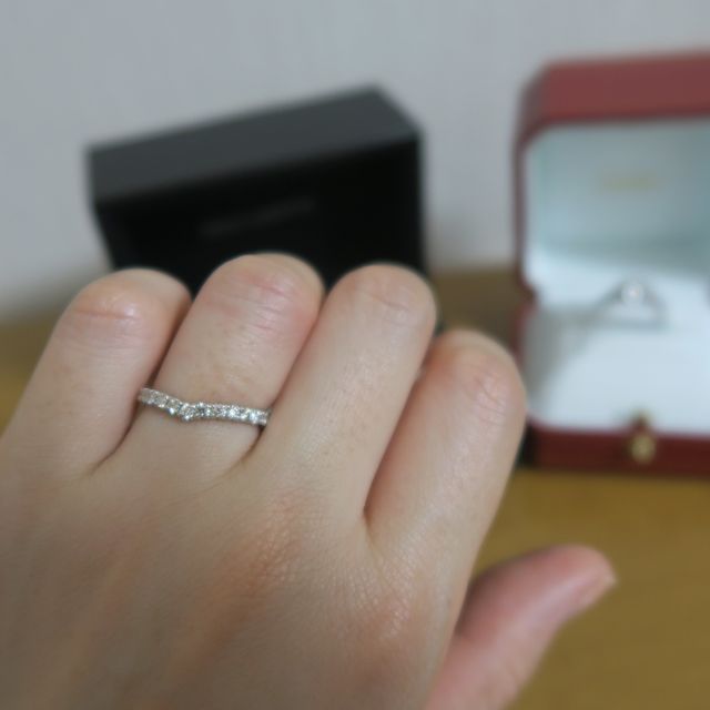 【エクセルコダイヤモンド(EXELCO DIAMOND)の口コミ】 婚約指輪と重ねづけした時に、カーブしているものが良く、他ブランドも沢…