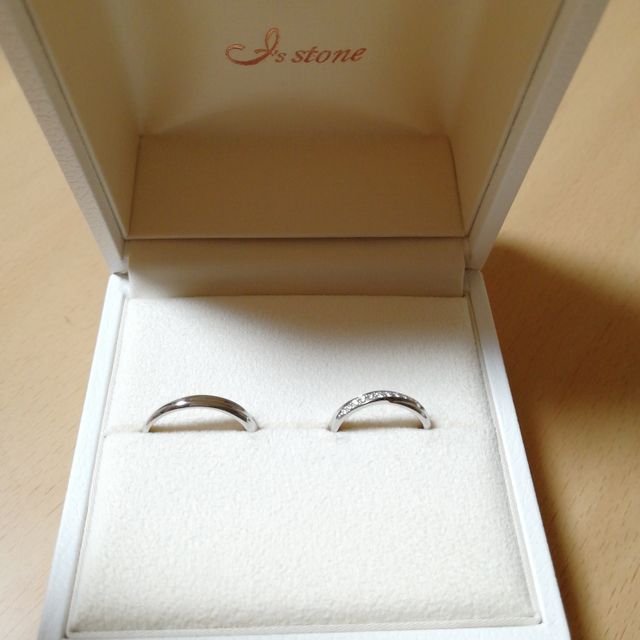 【I's stone(アイズストーン)の口コミ】 私はキラキラした指輪で、かつ他のお店で購入した婚約指輪と重ね付けでき…