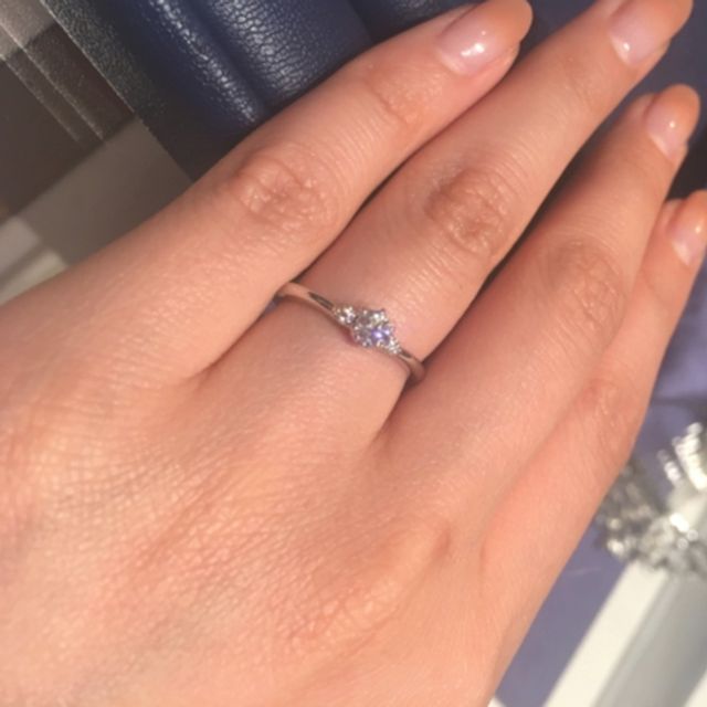 【銀座ダイヤモンドシライシの口コミ】 ラインの幅が細身で可愛らしく上品なデザインであったのが決め手です。最…