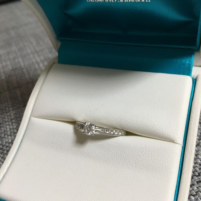 【銀座ダイヤモンドシライシの口コミ】 メレダイヤが入っているタイプで探していました。
メインの真ん中のダイヤ…