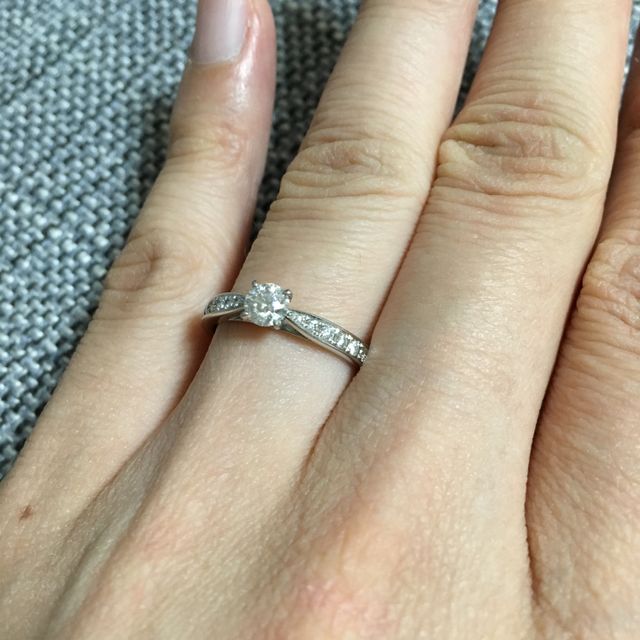 【銀座ダイヤモンドシライシの口コミ】 メレダイヤが入っているタイプで探していました。
メインの真ん中のダイヤ…