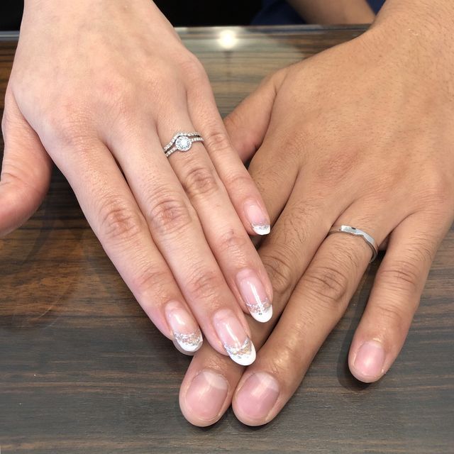 【AHKAH(アーカー)の口コミ】 エンゲージリングのダイヤは高さがなく、普段使いしやすいデザインです。
…