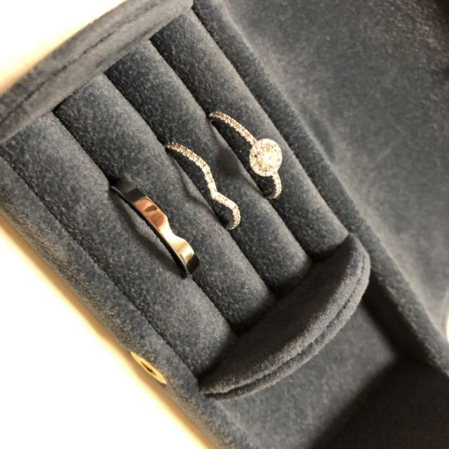 【AHKAH(アーカー)の口コミ】 エンゲージリングのダイヤは高さがなく、普段使いしやすいデザインです。
…